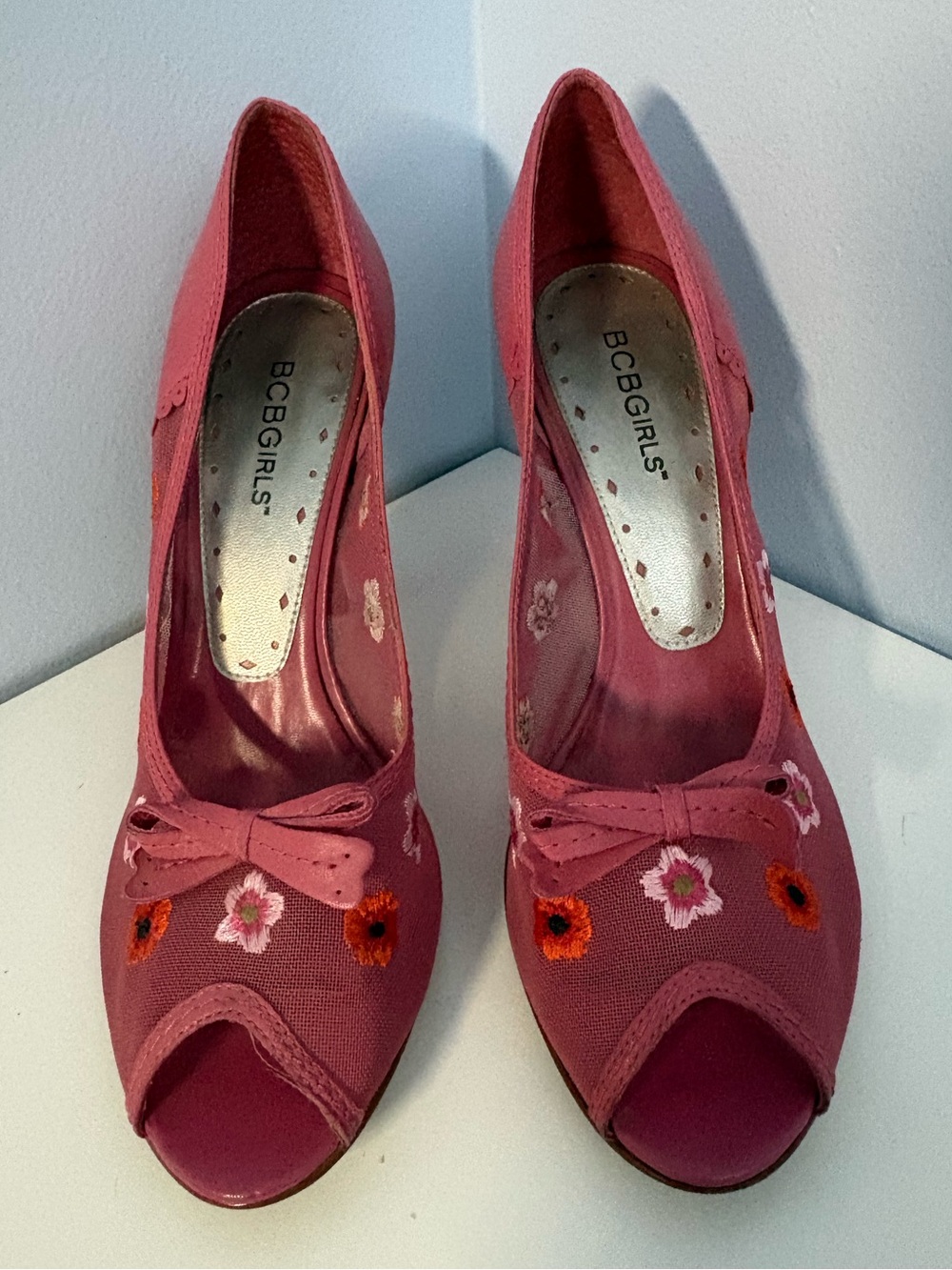 BCBGirls Vintage Debut First Edition 2001 Rose Pink Embroidered Peep-Toe Heels 8